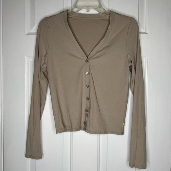 Vuori Women's Long Sleeve Pose Mini Cardigan Beige Button-Up - Picture 4 of 7